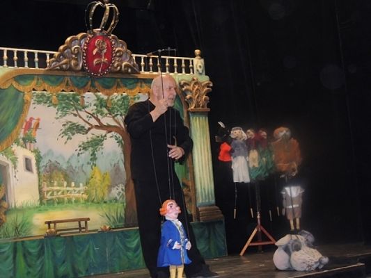  Grafika #2: ,,PIĘKNA I BESTIA W TEATRZE LALEK W SŁUPSKU grafika