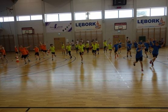  Grafika #4: MIEJSKIE IGRZYSKA DZIECI DLA SZKÓŁ PODSTAWOWYCH KLAS II i III Baw się razem z nami grafika