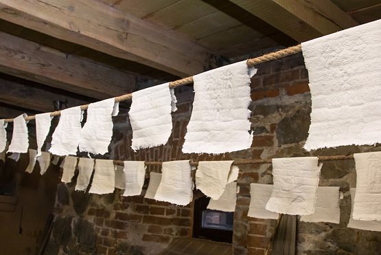 Klasy pierwsze na warsztatach papieru czerpanego grafika