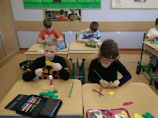  Grafika #0: Żółte żonkile w wykonaniu uczniów klasy I grafika