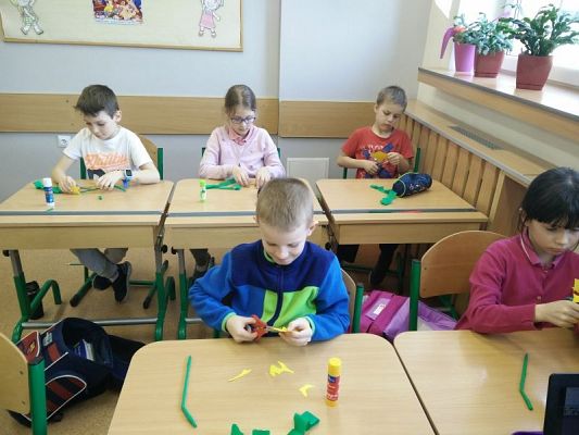  Grafika #1: Żółte żonkile w wykonaniu uczniów klasy I grafika