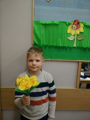  Grafika #5: Żółte żonkile w wykonaniu uczniów klasy I grafika