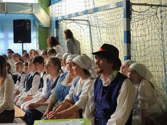  Grafika #3: ,,LĘBORSKIE SŁONECZKA NA DNIU KASZUBSKIM W STRZEBIELINIE grafika