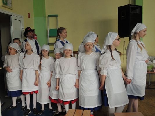  Grafika #5: ,,LĘBORSKIE SŁONECZKA NA DNIU KASZUBSKIM W STRZEBIELINIE grafika