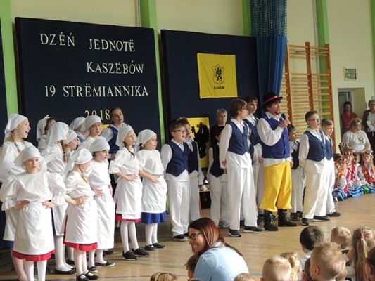  Grafika #7: ,,LĘBORSKIE SŁONECZKA NA DNIU KASZUBSKIM W STRZEBIELINIE grafika