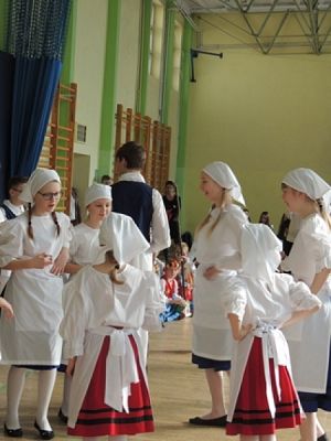  Grafika #9: ,,LĘBORSKIE SŁONECZKA NA DNIU KASZUBSKIM W STRZEBIELINIE grafika