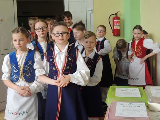  Grafika #12: ,,LĘBORSKIE SŁONECZKA NA DNIU KASZUBSKIM W STRZEBIELINIE grafika