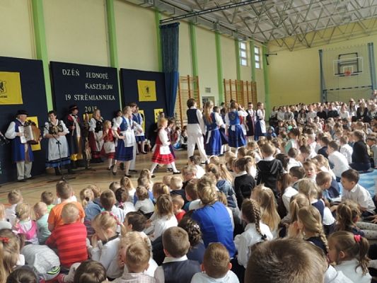  Grafika #19: ,,LĘBORSKIE SŁONECZKA NA DNIU KASZUBSKIM W STRZEBIELINIE grafika