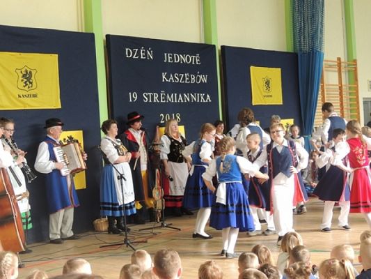  Grafika #20: ,,LĘBORSKIE SŁONECZKA NA DNIU KASZUBSKIM W STRZEBIELINIE grafika