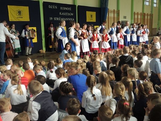  Grafika #23: ,,LĘBORSKIE SŁONECZKA NA DNIU KASZUBSKIM W STRZEBIELINIE grafika