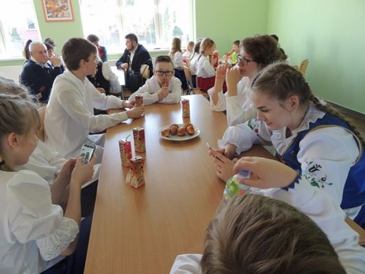  Grafika #25: ,,LĘBORSKIE SŁONECZKA NA DNIU KASZUBSKIM W STRZEBIELINIE grafika