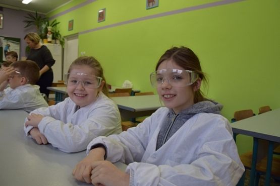  Grafika #0: DOŚWIADCZENIA W KLASACH III grafika