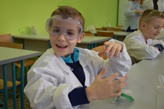  Grafika #8: DOŚWIADCZENIA W KLASACH III grafika