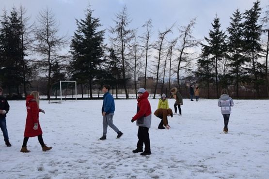  Grafika #10: ZABAWY NA ŚNIEGU grafika