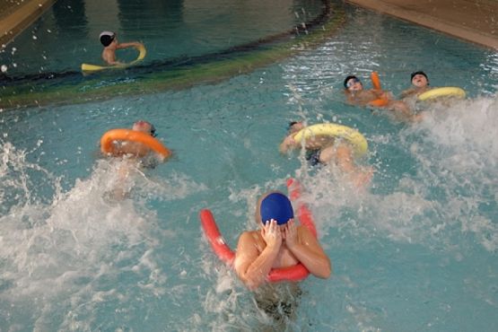  Grafika #4: PŁYWAĆ KAŻDY MOŻE grafika