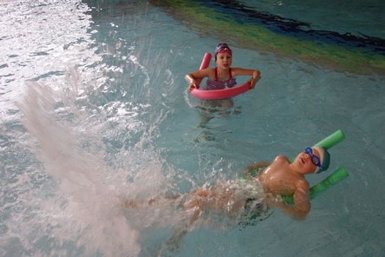  Grafika #15: PŁYWAĆ KAŻDY MOŻE grafika