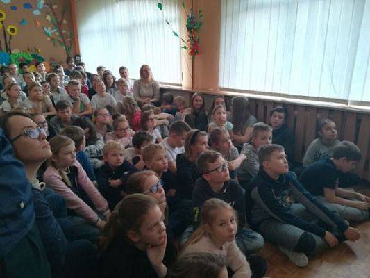  Grafika #7: SPOTKANIE Z POLICJANTKĄ grafika