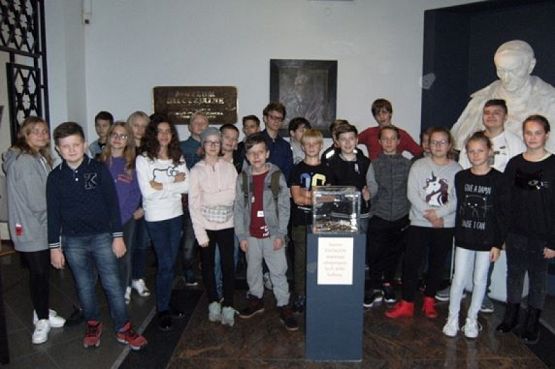  Grafika #7: WYCIECZKA KLAS VI DO PELPLINA grafika