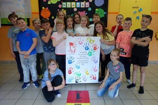  Grafika #5: PÓŁNOCKA W SZKOLE KLASY IV B grafika