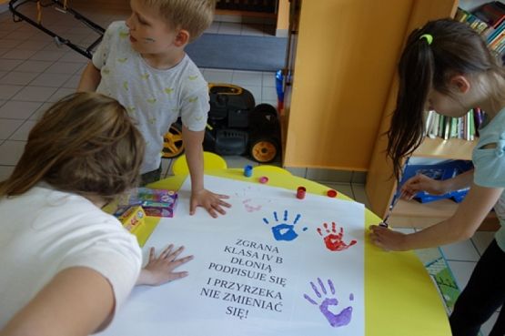  Grafika #7: PÓŁNOCKA W SZKOLE KLASY IV B grafika