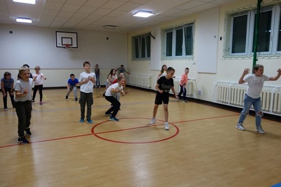  Grafika #8: PÓŁNOCKA W SZKOLE KLASY IV B grafika