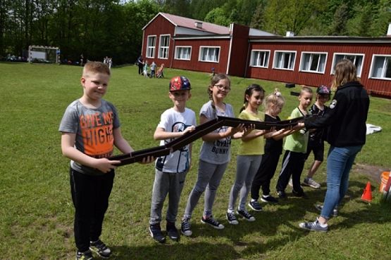  Grafika #11: Klasy pierwsze i drugie w Drzewinie grafika