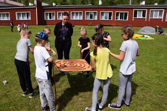  Grafika #13: Klasy pierwsze i drugie w Drzewinie grafika