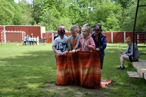  Grafika #18: Klasy pierwsze i drugie w Drzewinie grafika