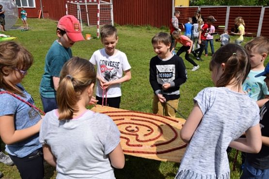  Grafika #19: Klasy pierwsze i drugie w Drzewinie grafika