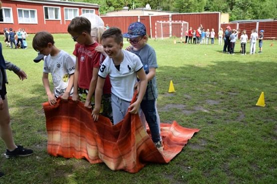  Grafika #20: Klasy pierwsze i drugie w Drzewinie grafika