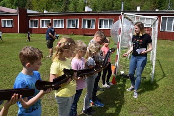  Grafika #21: Klasy pierwsze i drugie w Drzewinie grafika