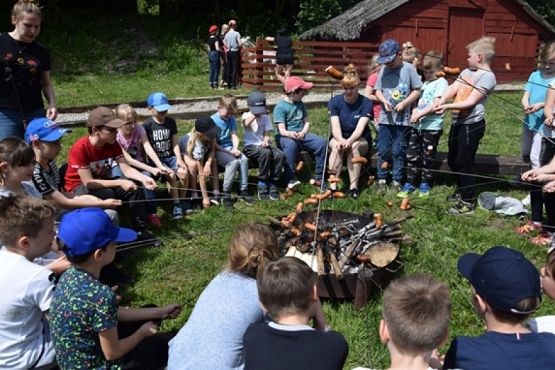  Grafika #23: Klasy pierwsze i drugie w Drzewinie grafika