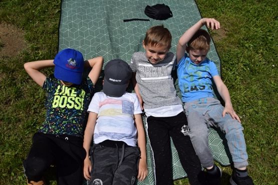  Grafika #24: Klasy pierwsze i drugie w Drzewinie grafika