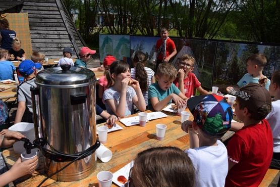  Grafika #29: Klasy pierwsze i drugie w Drzewinie grafika