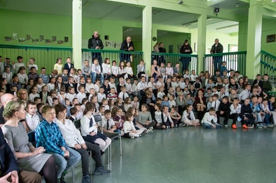  Grafika #0: "Obiektyw" na podium. grafika