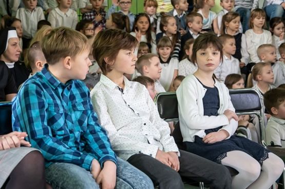  Grafika #1: "Obiektyw" na podium. grafika