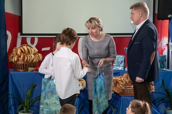  Grafika #5: "Obiektyw" na podium. grafika