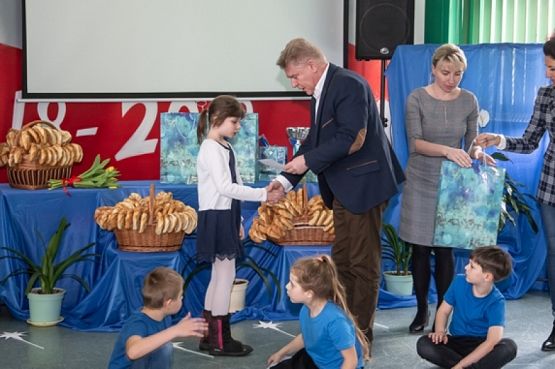  Grafika #2: "Obiektyw" na podium. grafika