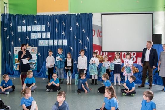  Grafika #6: "Obiektyw" na podium. grafika