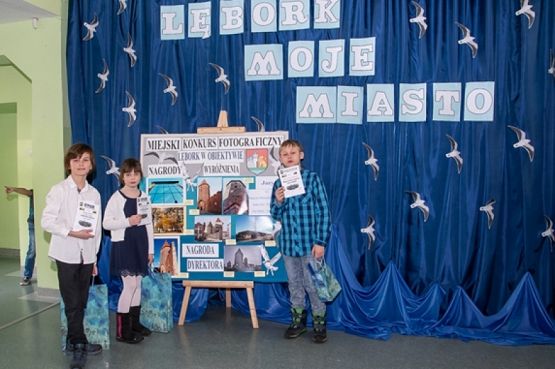  Grafika #7: "Obiektyw" na podium. grafika