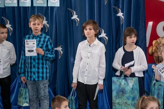  Grafika #9: "Obiektyw" na podium. grafika