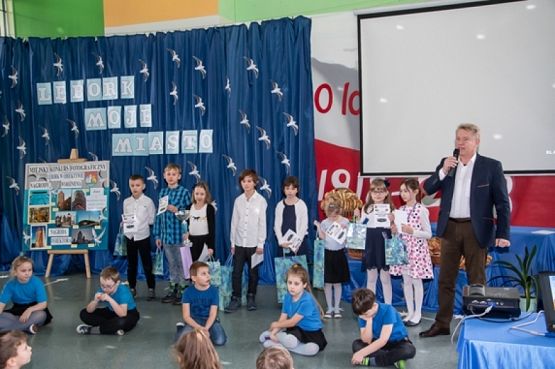  Grafika #8: "Obiektyw" na podium. grafika