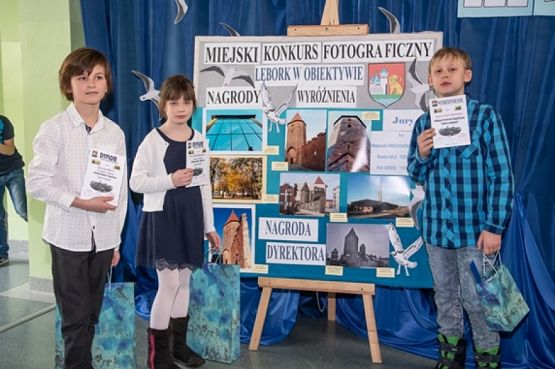  Grafika #10: "Obiektyw" na podium. grafika