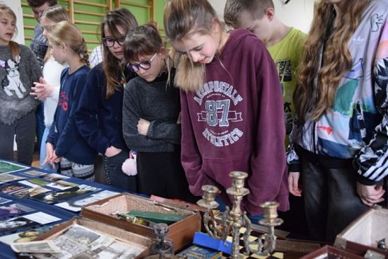  Grafika #10: Międzynarodowy Dzień Pamięci o Ofiarach Holokaustu grafika