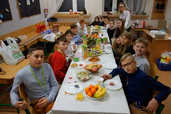  Grafika #16: WIGILIE KLASOWE I WSPÓLNE KOLĘDOWANIE - fotorelacja grafika