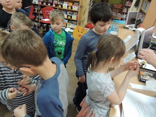  Grafika #3: Drugoklasiści z wizytą w bibliotece grafika