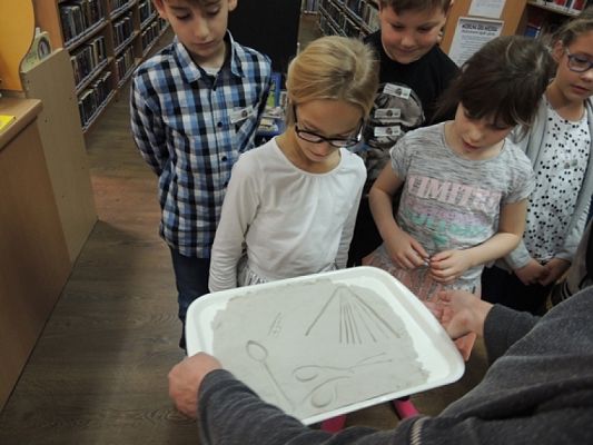  Grafika #4: Drugoklasiści z wizytą w bibliotece grafika