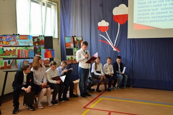  Grafika #5: 100 lecie odzyskania przez Polskę niepodległości . grafika