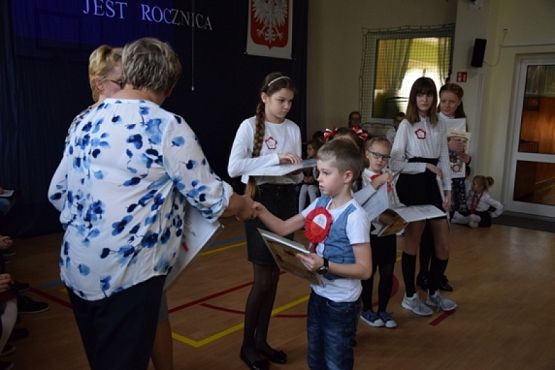  Grafika #11: 100 lecie odzyskania przez Polskę niepodległości . grafika