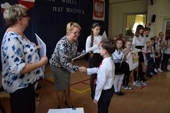  Grafika #12: 100 lecie odzyskania przez Polskę niepodległości . grafika